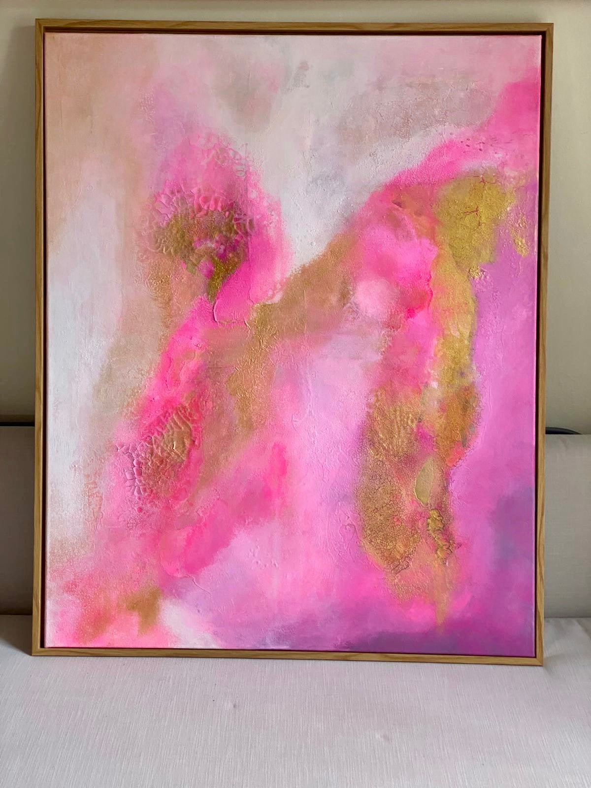 Abstraktes Acrylgemälde „Lotus Glow", 80×100 cm, in warmen Rosé- und Pinktönen mit schimmernden Goldakzenten, Schattenfugenrahmen