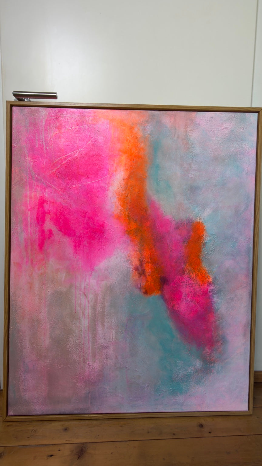 Trust – Abstraktes Acrylgemälde in Pink, Orange & Türkis, 80×100 cm, Atelieraufnahme mit Schattenfugenrahmen